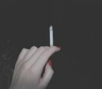 Фото сигарета в руках девушки на аву